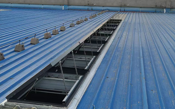 某城市大型商业综合体中庭囊谦排烟窗工程