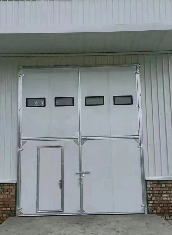 囊谦工业门在设备装配车间出入口的实施记录 囊谦工业门在设备装配车间出入口的实施记录